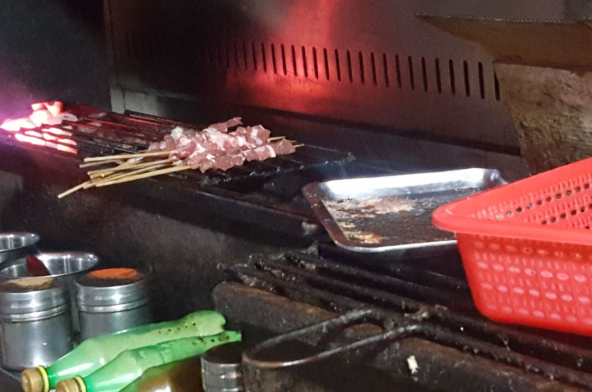 穿串機(jī)：夏季燒烤攤的效率革新者